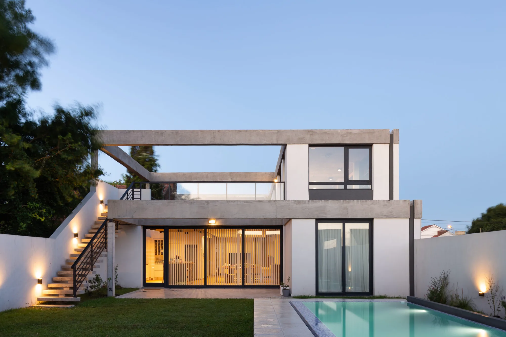 Casa familiar, fachada posterior al atardecer